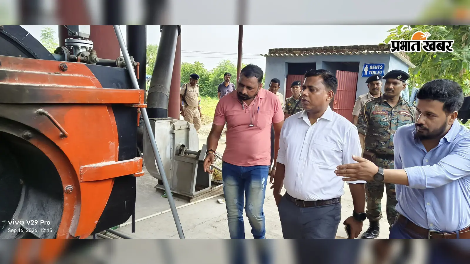 शेखपुरा: 113 स्कूलों में पहुंचने वाले मध्याह्न भोजन की डीएम ने परखी गुणवत्ता, केंद्रीय रसोईघर में खुद चखा खाना