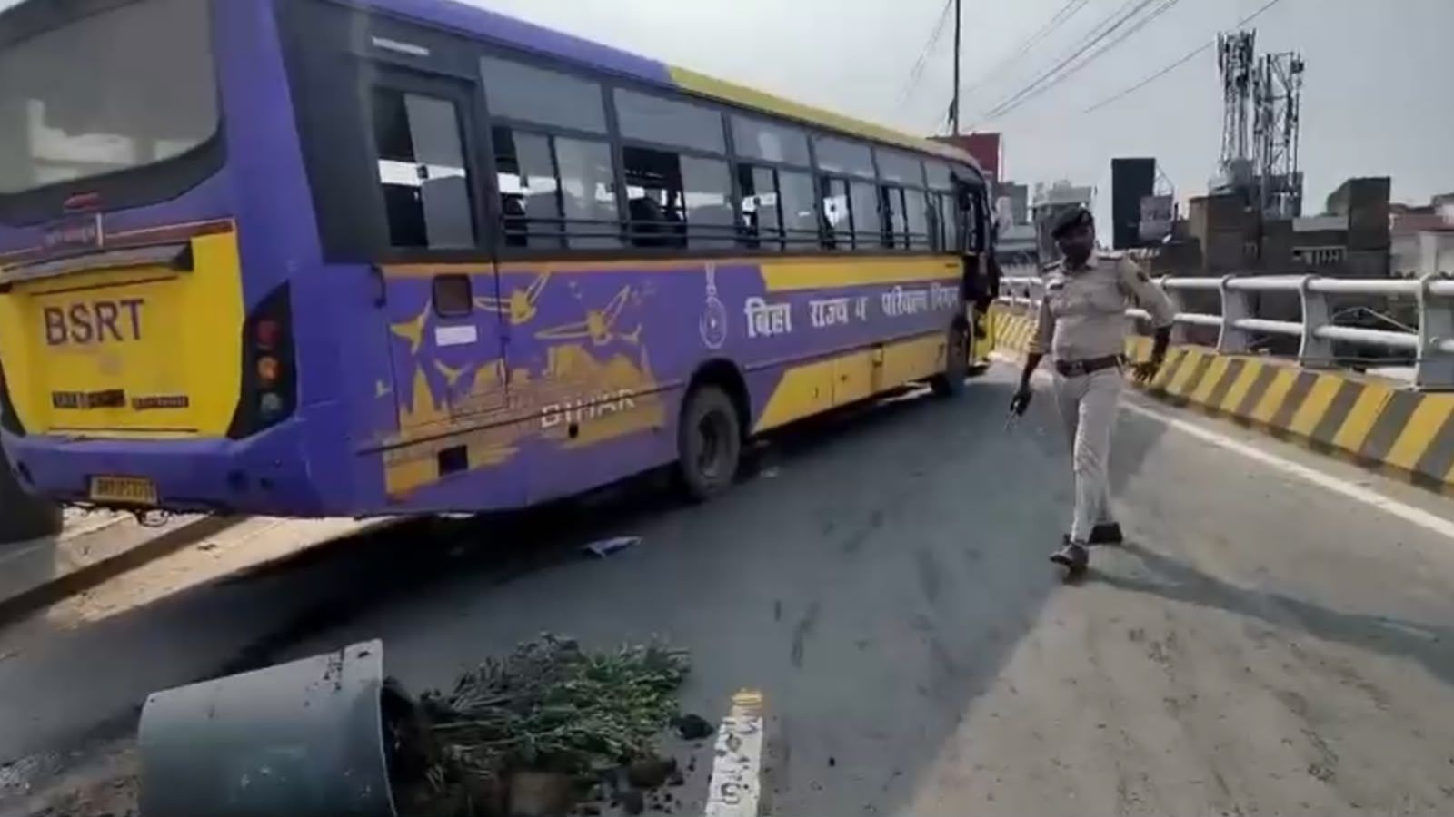 दुर्घटना में क्षतिग्रस्त बस
