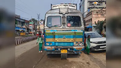 आलू लदा ट्रक बिजली पोल से टकराया, सड़क किनारे खड़े वाहन भी चपेट में