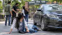 लखनऊ में प्रेम कहानी का चौंकाने वाला मोड़, कार के सामने आई प्रेमिका तो बोनट पर घसीटकर ले गया प्रेमी, सड़क पर तड़पती रही युवती