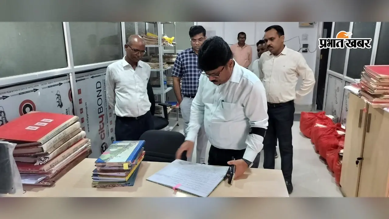 लातेहार अनुमंडल कार्यालय पहुंचे डीसी संदीप कुमार, अभिलेखों के रख-रखाव और कार्यालयी कार्यों की ली जानकारी