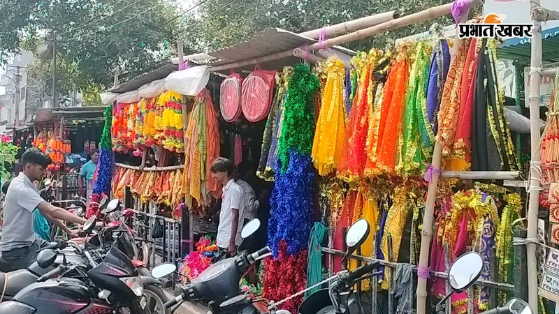 विश्वकर्मा पूजा को लेकर लखीसराय के बाजारों में उमड़ी भीड़, सजावट व पूजन सामग्री की खरीदारी तेज