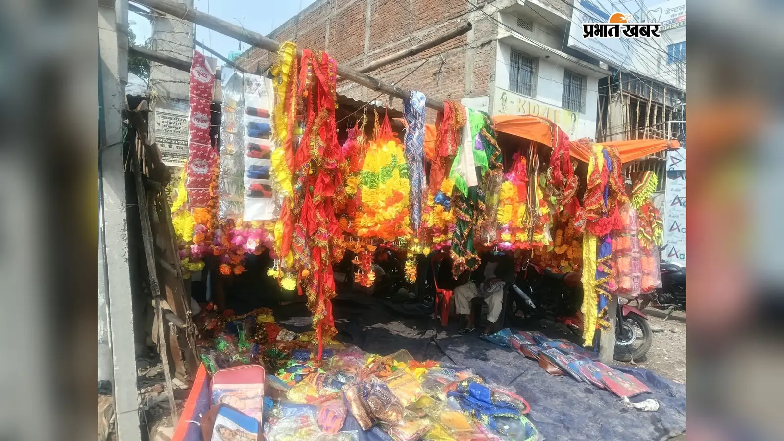खगड़िया में विश्वकर्मा पूजा से पहले बाजारों में उमड़ी भीड़, वाहनों की धुलाई के लिए लगी लंबी कतार