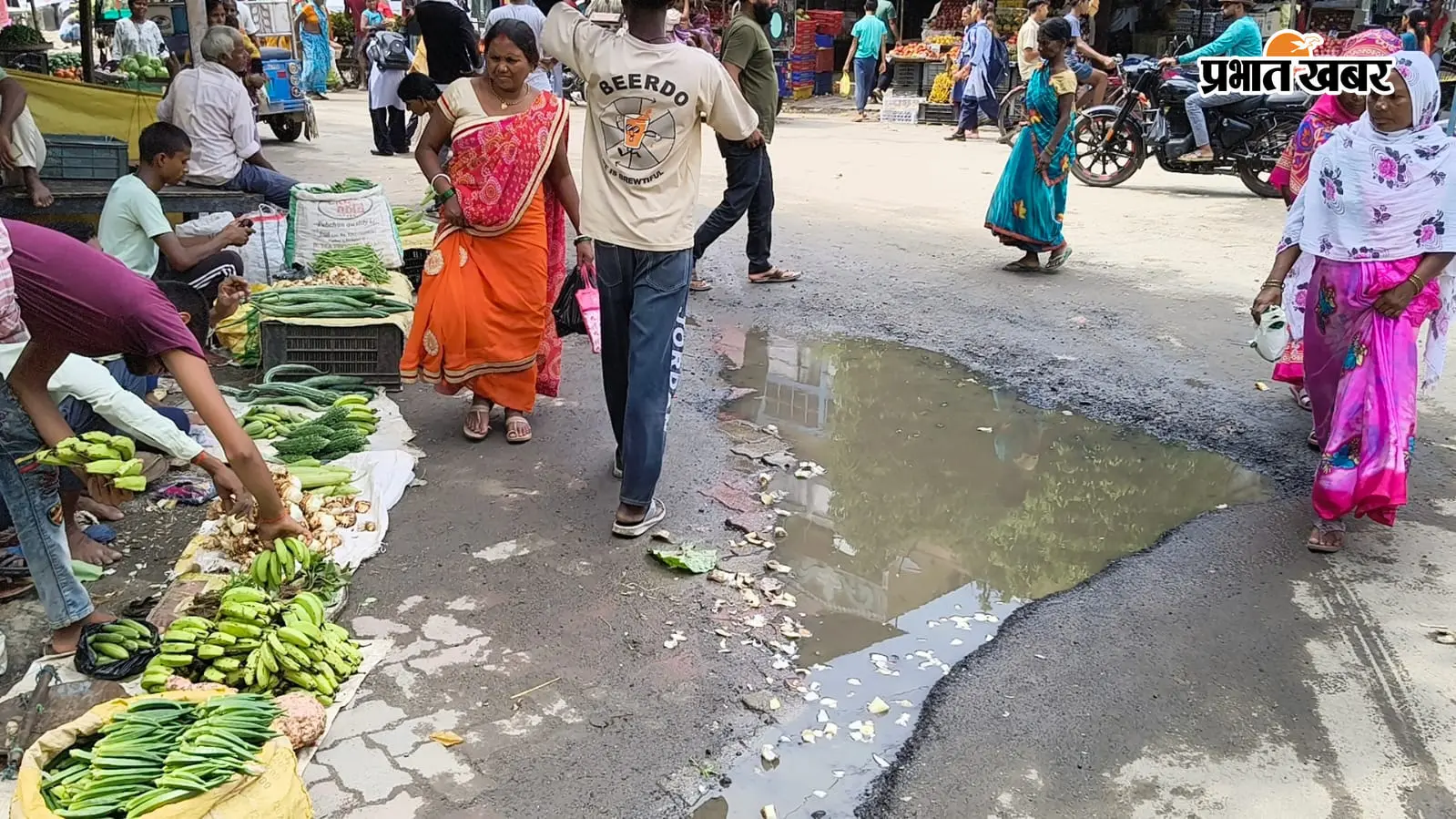 नवादा: रजौली की लाइफलाइन सड़क पर चलना मुश्किल, गड्ढों और जलजमाव से बढ़ी परेशानी