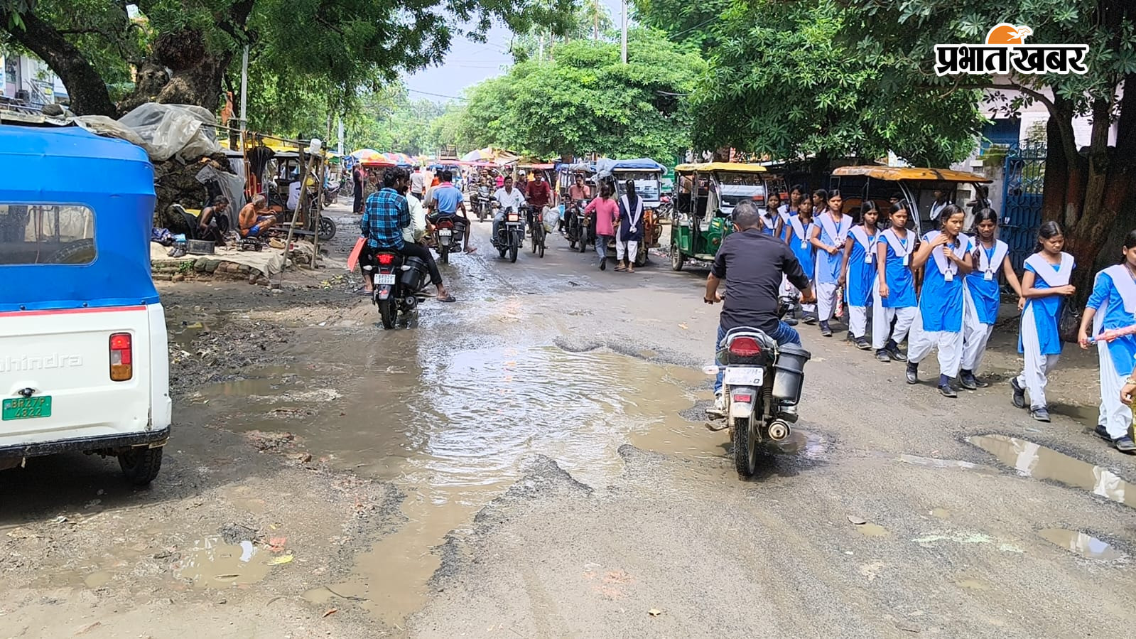 फोटो :- 1.कन्या मध्य विद्यालय के समीप सड़क पर बने गड्ढे में जलजमाव 2.बजरंगबली चौक पर टूटी सड़क | Prabhat Khabar Network