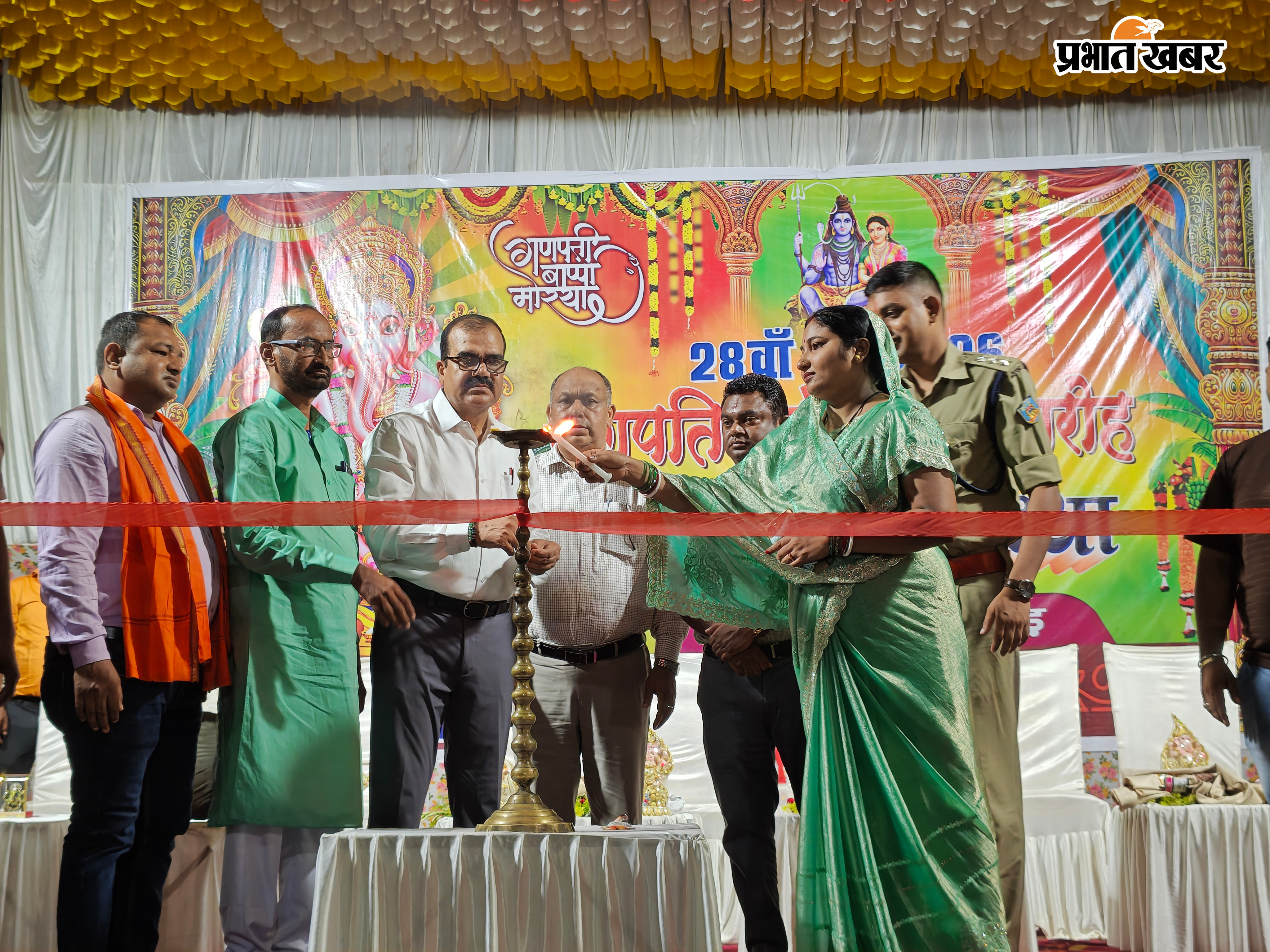 रेलवे मैदान में नृत्य प्रतियोगिता में प्रस्तुति देते कलाकार, कार्यक्रम का शुभारंभ करते अतिथि, मौजूद लोग | Prabhat Khabar Network
