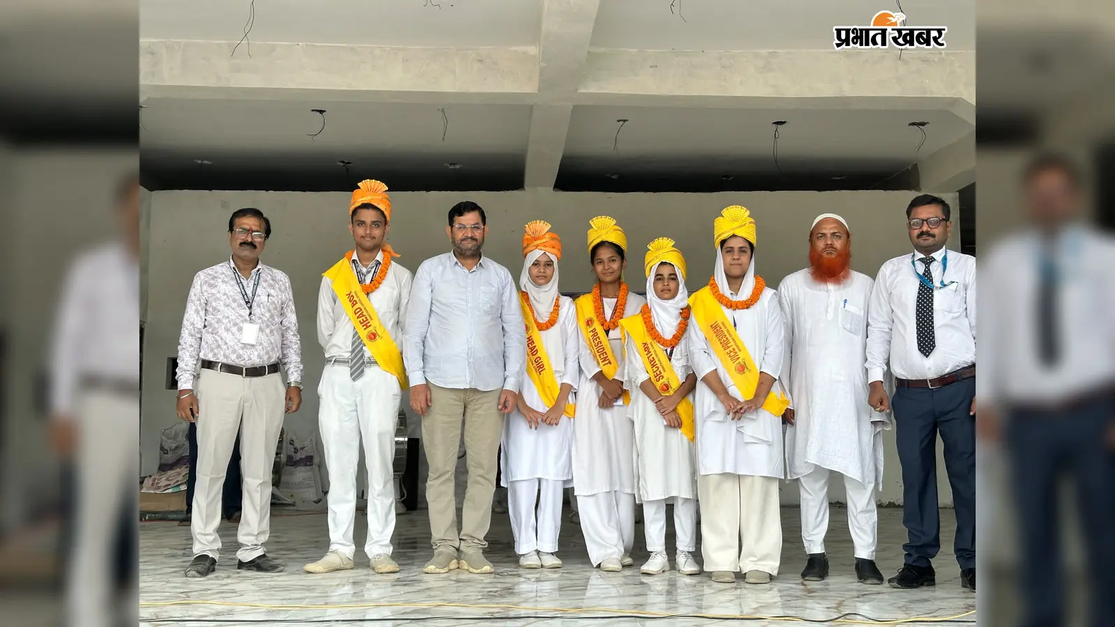 नरकटियागंज में बाल संसद की नयी टीम ने ली पद और गोपनीयता की शपथ, स्कूल प्रबंधन ने किया सम्मानित