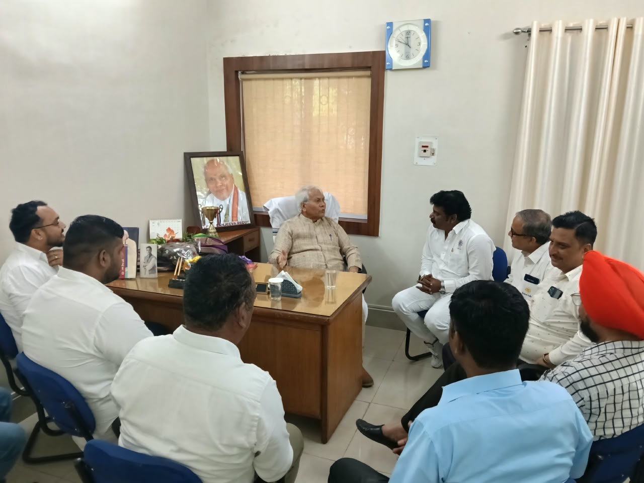 बैठक करते पी. श्रीनिवासन.