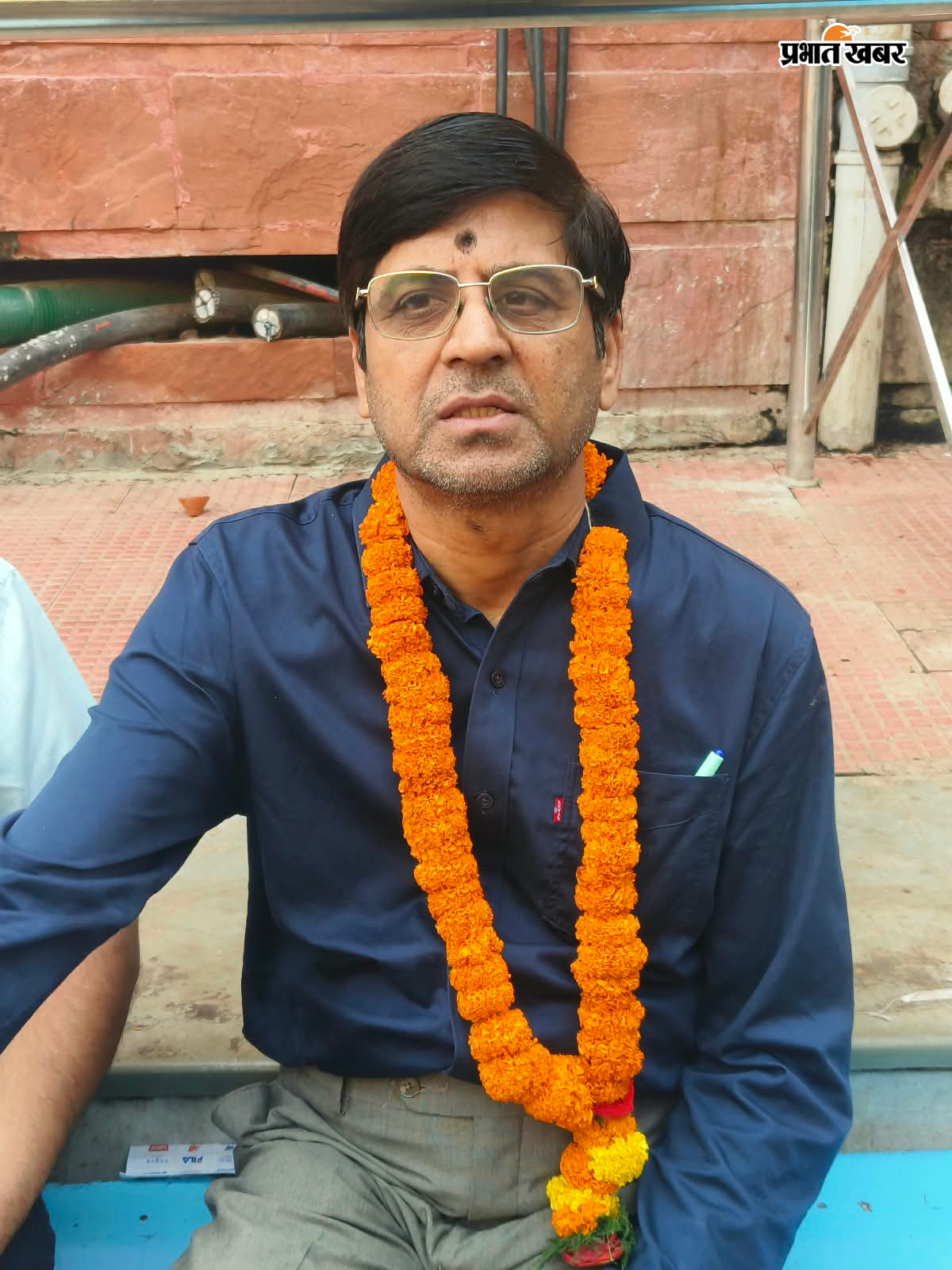 बाबा बैद्यनाथ मंदिर में पूजा अर्चना के बाद प्रोफेसर विकास शर्मा | Prabhat Khabar Network