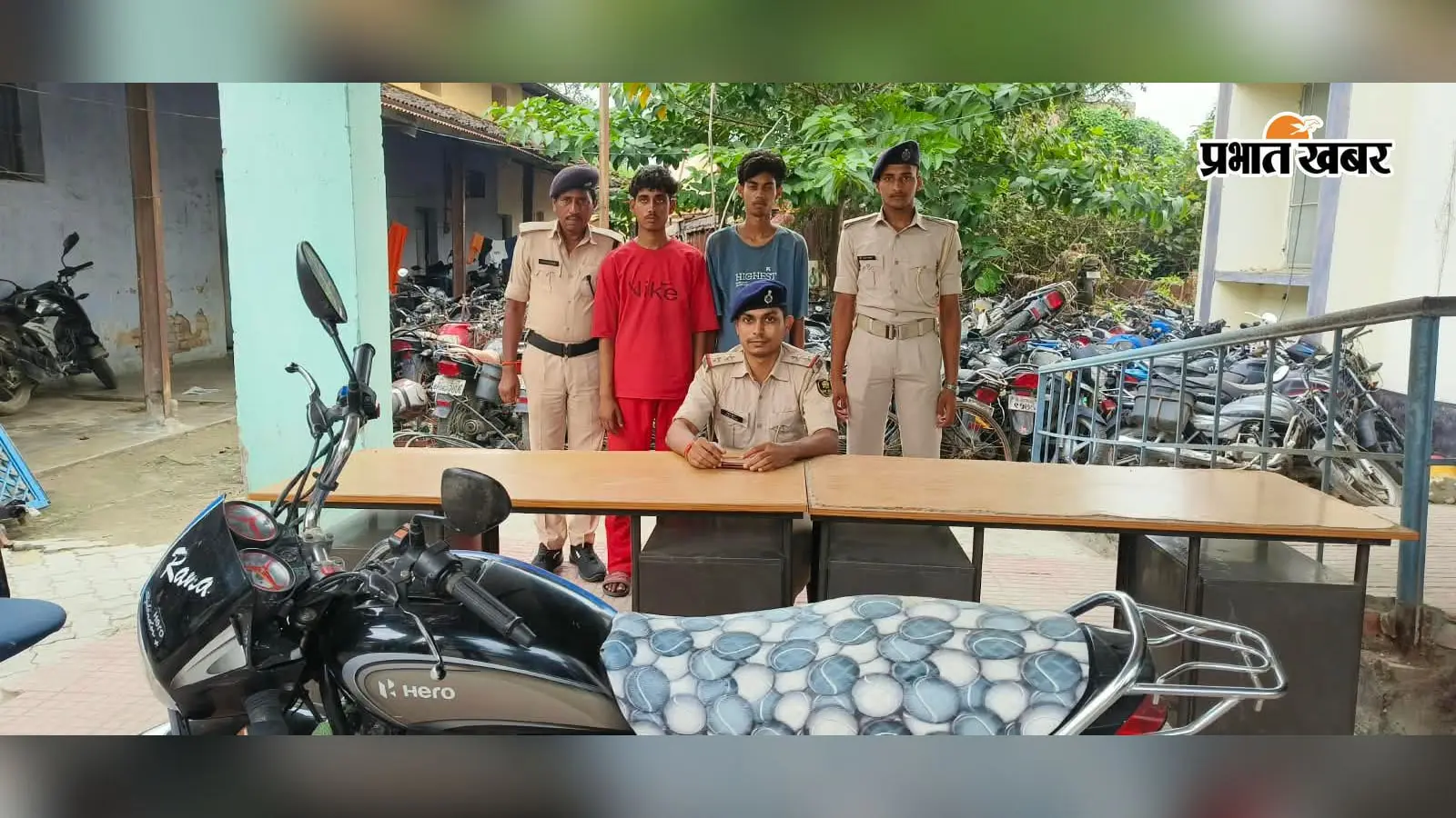 सतरघाट पुल पर हथियार दिखाकर 20 हजार और बाइक लूटी, बंगरा घाट से दो बदमाश गिरफ्तार