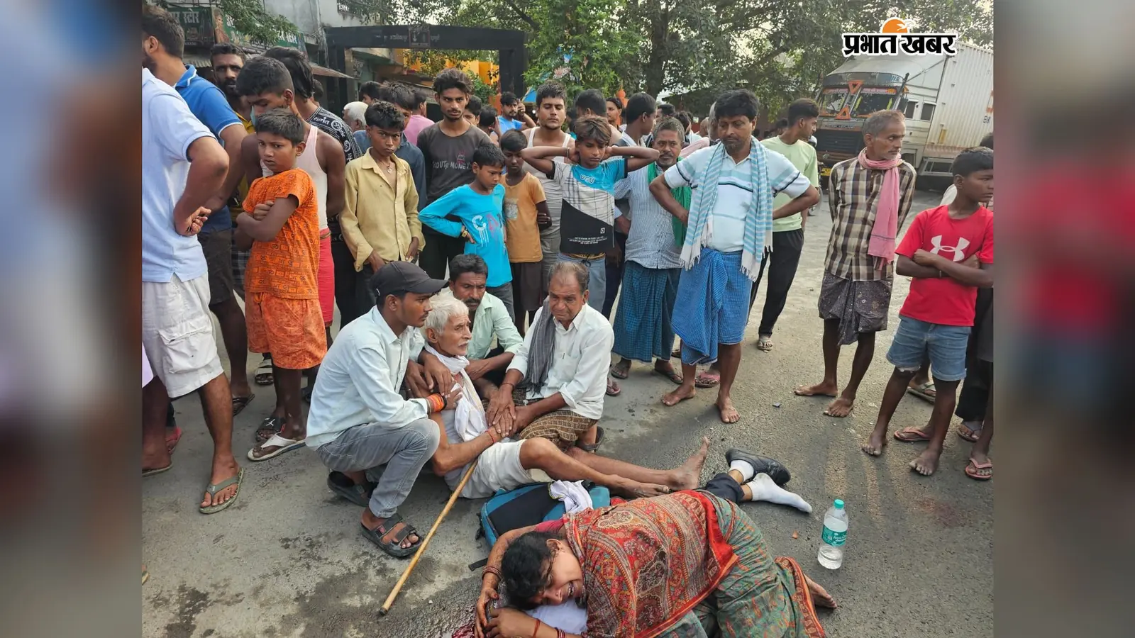 ड्यूटी पर जा रहे दो गार्डों की बाइक को पिकअप ने मारी टक्कर, चक्के के नीचे आने से एक की मौत