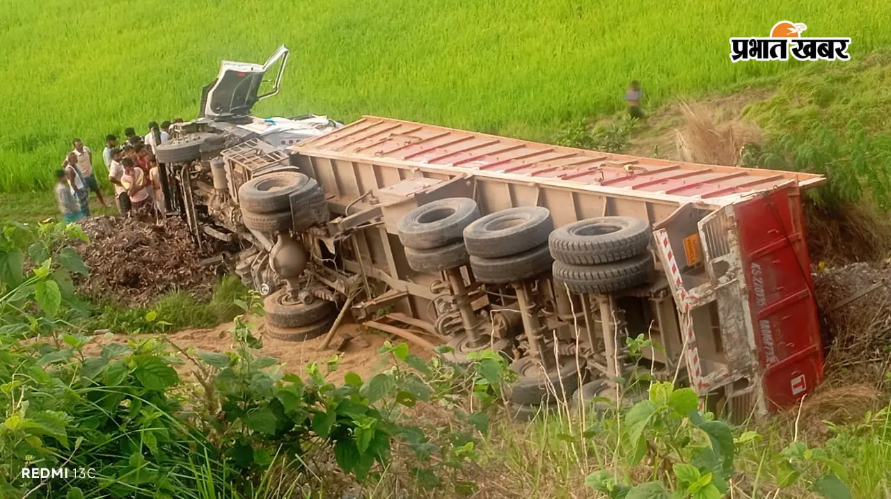 झंझारपुर में बड़ा हादसा, ओवरब्रिज से खाई में गिरा बालू लदा 18 चक्के का ट्रक