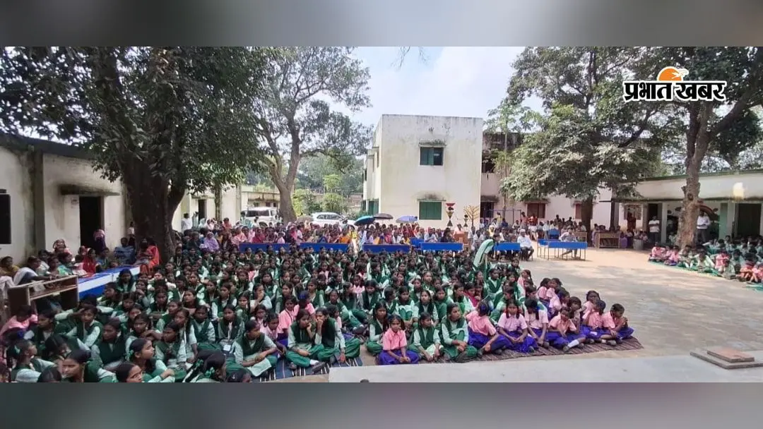 लोहरदगा के पीएमश्री स्कूल में अभिभावक-शिक्षक बैठक, डीडीसी ने कहा- बच्चों की नियमित उपस्थिति पर दें विशेष ध्यान
