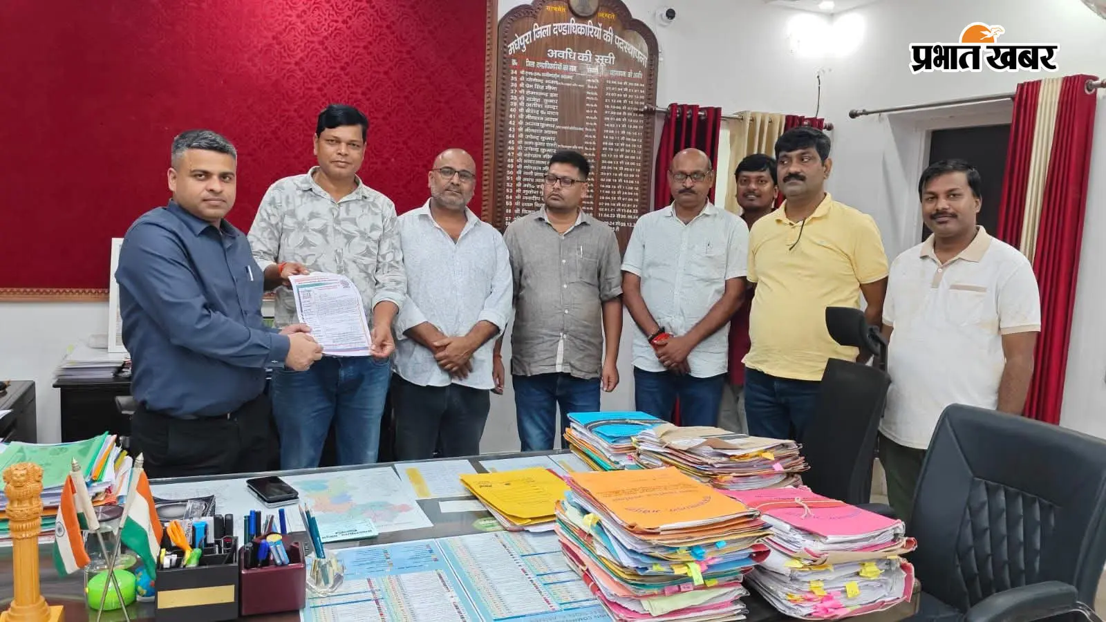 सहरसा में पत्रकार से मारपीट के विरोध में मधेपुरा के पत्रकारों में आक्रोश, डीएम को सौंपा ज्ञापन