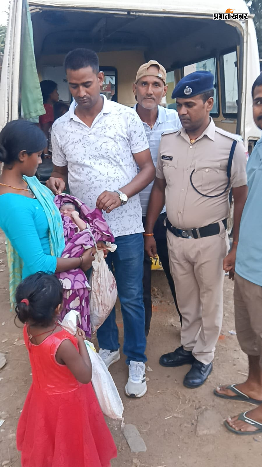 पहाड़पुर स्टेशन से इलाज के लिए एंबुलेंस में भेजते रेलवे सुरक्षा बल के जवान। | Prabhat Khabar Network