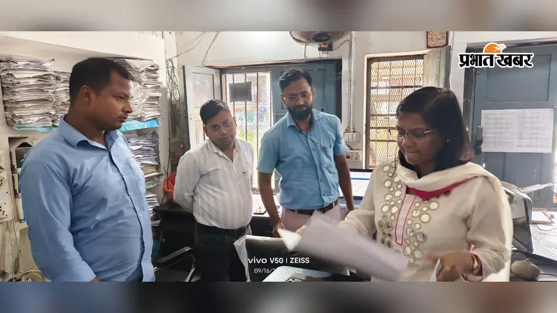 बगहा में एसडीएम का औचक निरीक्षण! गलत निवास प्रमाण पत्र बनाने की खुली पोल, कर्मियों पर गिरी गाज