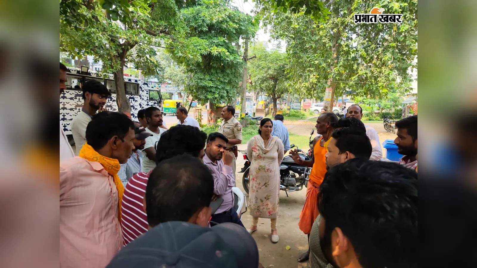 नाला निर्माण पर ग्रामीणों का हंगामा, बुडको के JE और SDO का घेराव, विरोध के बाद काम रुका