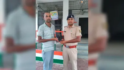 बेगूसराय: बखरी पुलिस का 'ऑपरेशन मुस्कान': खोए हुए 3 मोबाइल बरामद कर धारकों को सौंपे, चेहरे पर लौटी खुशी