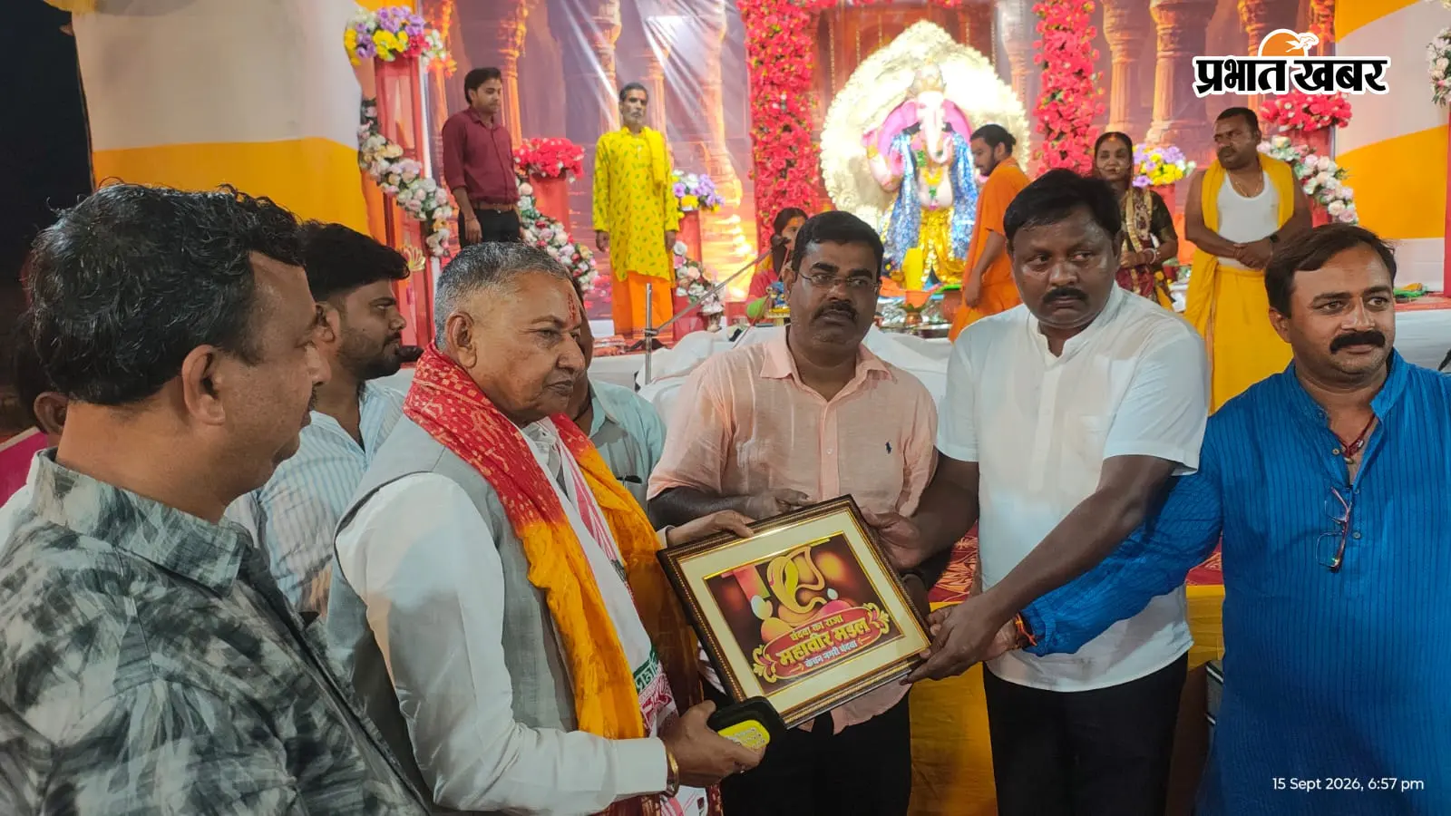 चंदवा में गणेश पूजा पंडाल पहुंचे चतरा सांसद कालीचरण सिंह, पूजा-अर्चना कर मांगी क्षेत्र की सुख-समृद्धि