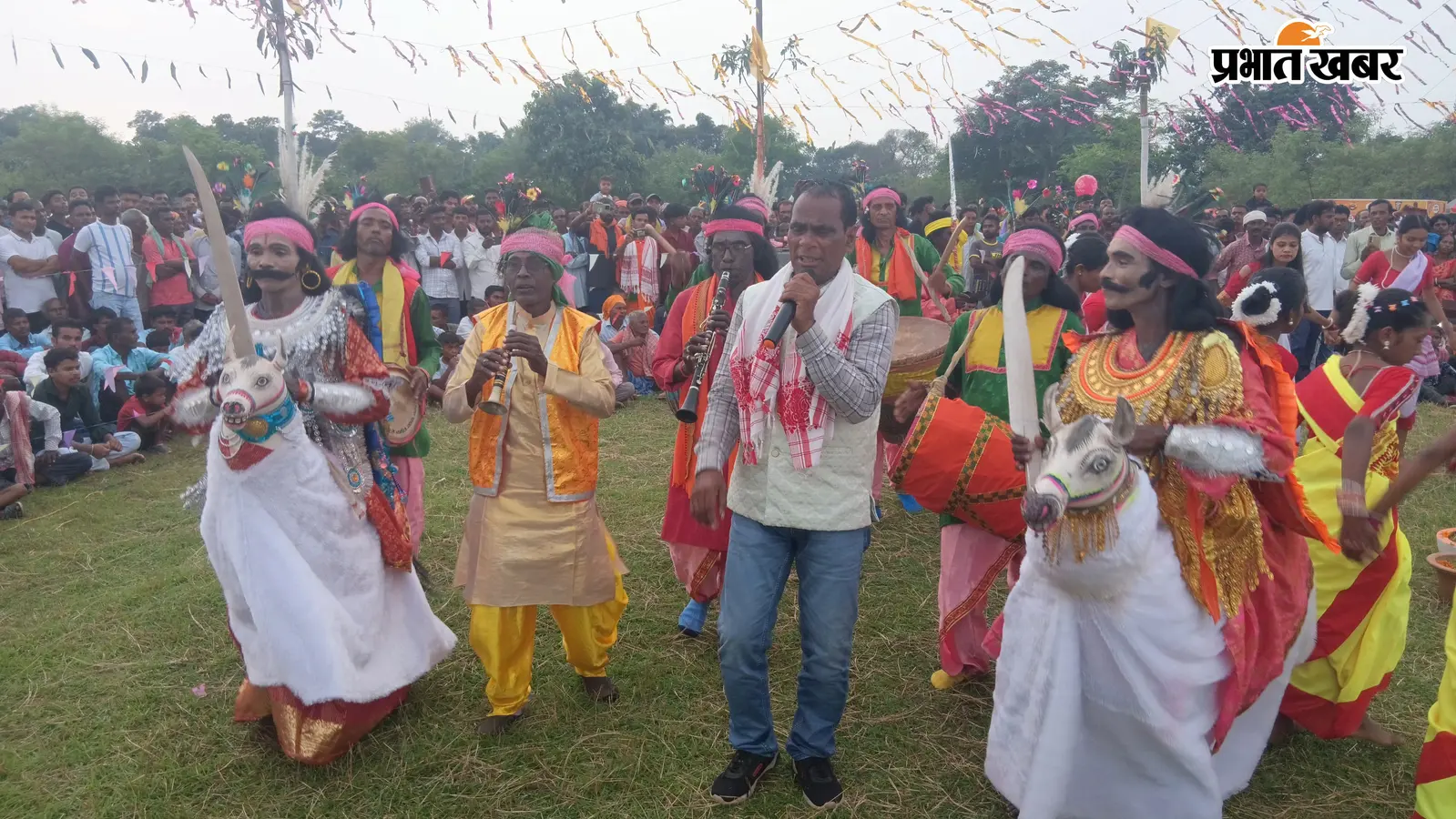 कसमार के बगदा में सजा विराट करम आखड़ा, डेढ़ दर्जन से अधिक टीमों ने दी लोकनृत्य की प्रस्तुति