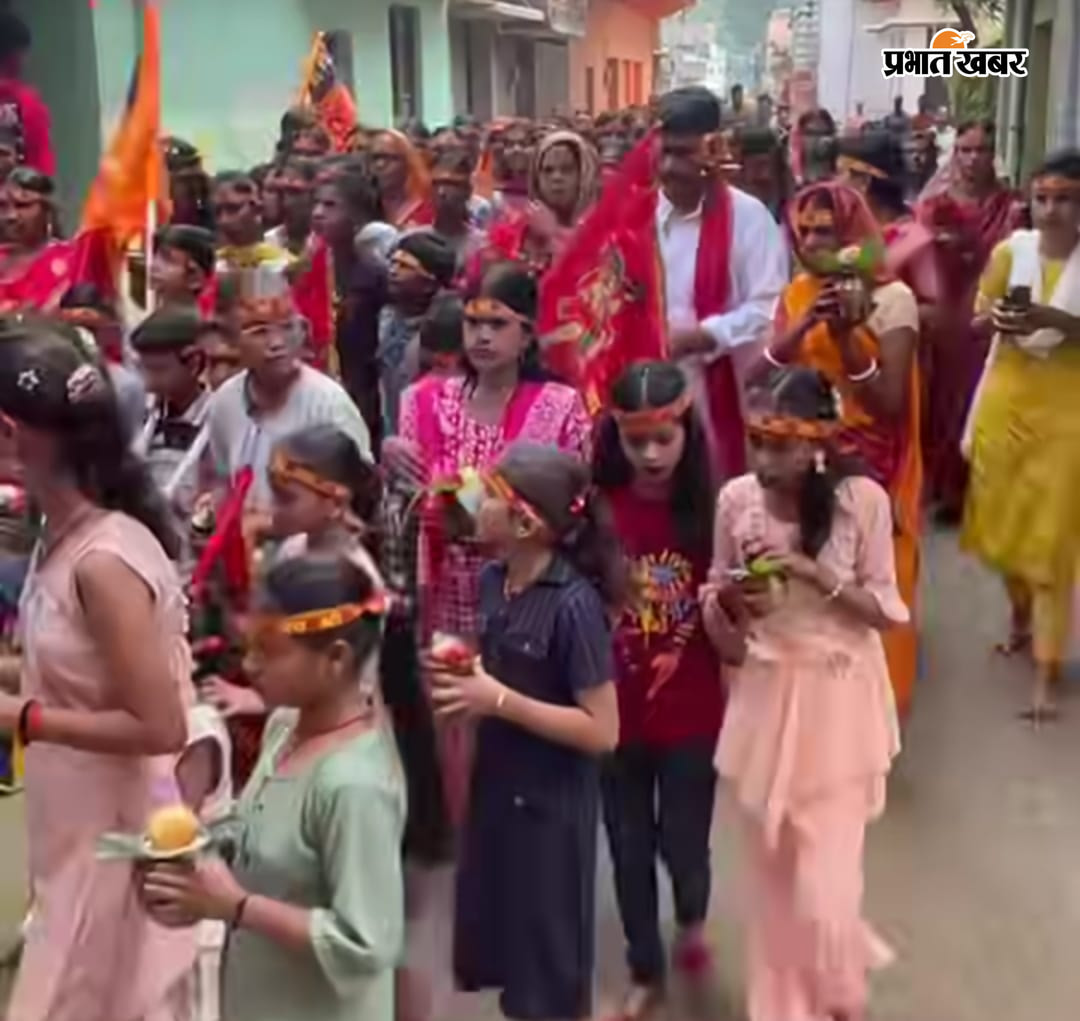 कलश यात्रा में शामिल श्रद्धालु | Prabhat Khabar Network