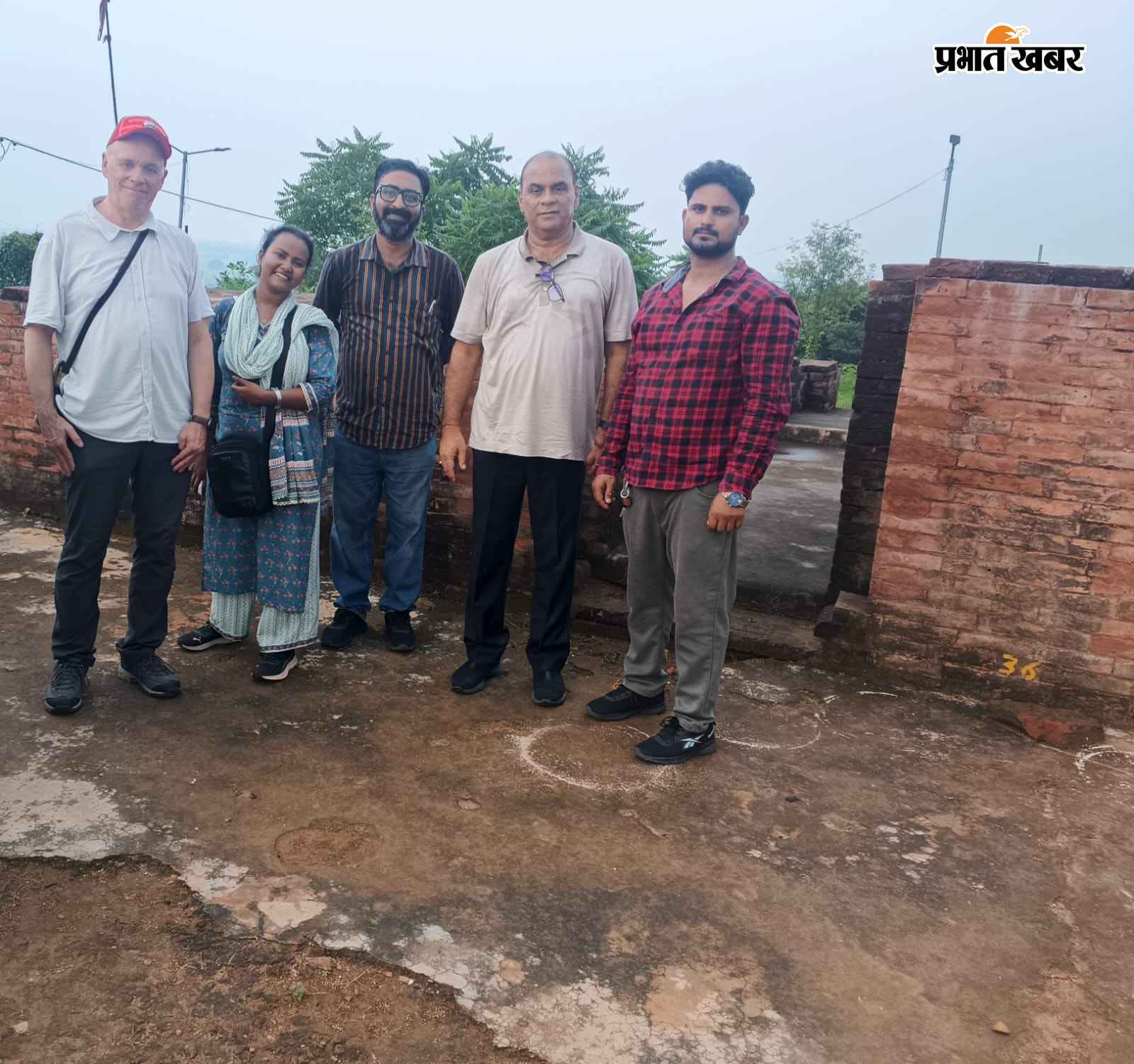 फोटो -लखीसराय संग्रहालय में रखे मूर्ति की तश्वीर अपने कैमरे में कैद करते प्रो. मैक्स डीग फोटो -प्रसिद्ध लाली पहाड़ी के निरीक्षण के दौरान प्रो. मैक्स डीग, डॉ अनिल कुमार व अन्य | Prabhat Khabar Network