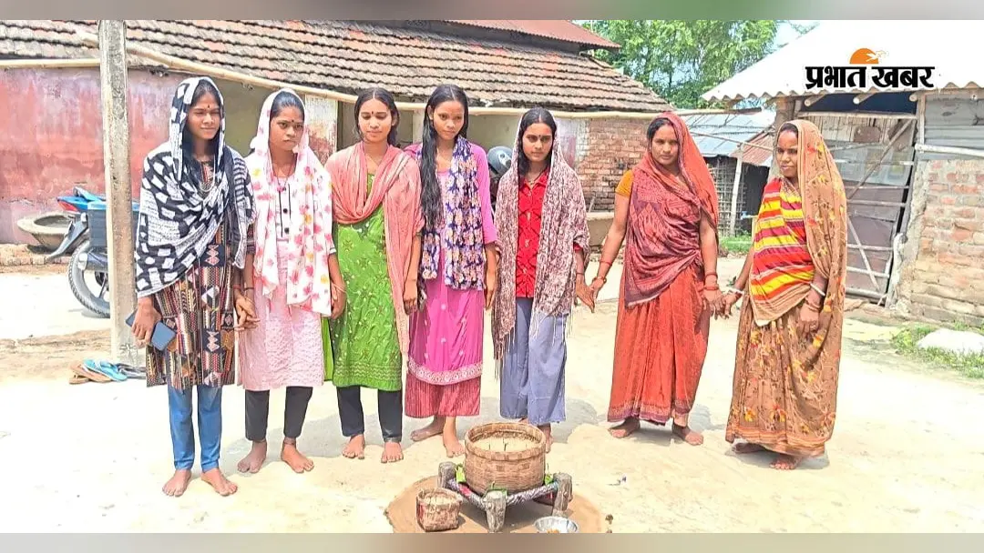 कटिहार: हसनगंज में 'जावा उठाने' के साथ शुरू हुआ 7 दिवसीय करमा-धरमा पर्व, बहनों ने भाइयों की लंबी उम्र की मांगी दुआ