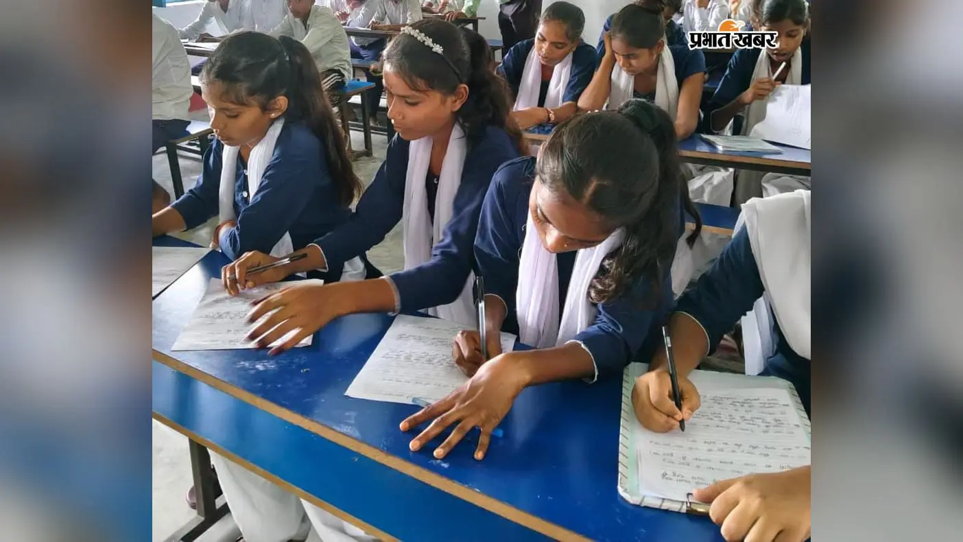 ई-शिक्षाकोष से प्रश्न मिलते हैं, ब्लैक बोर्ड पर लिखने में 30 मिनट; अर्द्धवार्षिक परीक्षा में बच्चों के छूट रहे सवाल