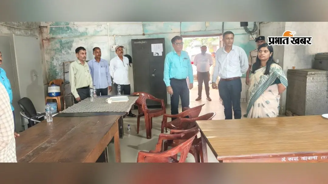 तरियानी अंचल कार्यालय में डीएम का औचक निरीक्षण, दाखिल-खारिज और जमीन मापी को लेकर मिले कड़े निर्देश