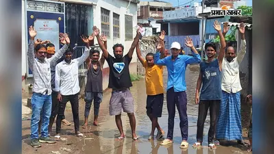 सड़क है या गड्ढा! लौरिया के देऊरवा-तेलपुर मार्ग की बदहाली पर ग्रामीणों का हंगामा, जल्द मरम्मत की मांग