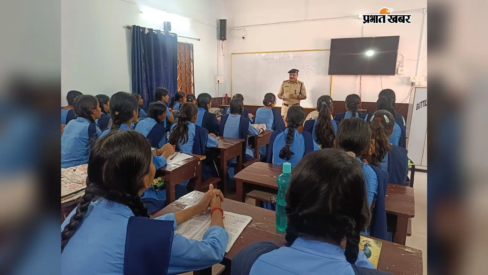 जब क्लासरूम में पहुंचे बगहा एसपी: छात्राओं को पढ़ाया फिजिक्स, जानिए क्यों खास रही पुलिस कप्तान की यह पाठशाला
