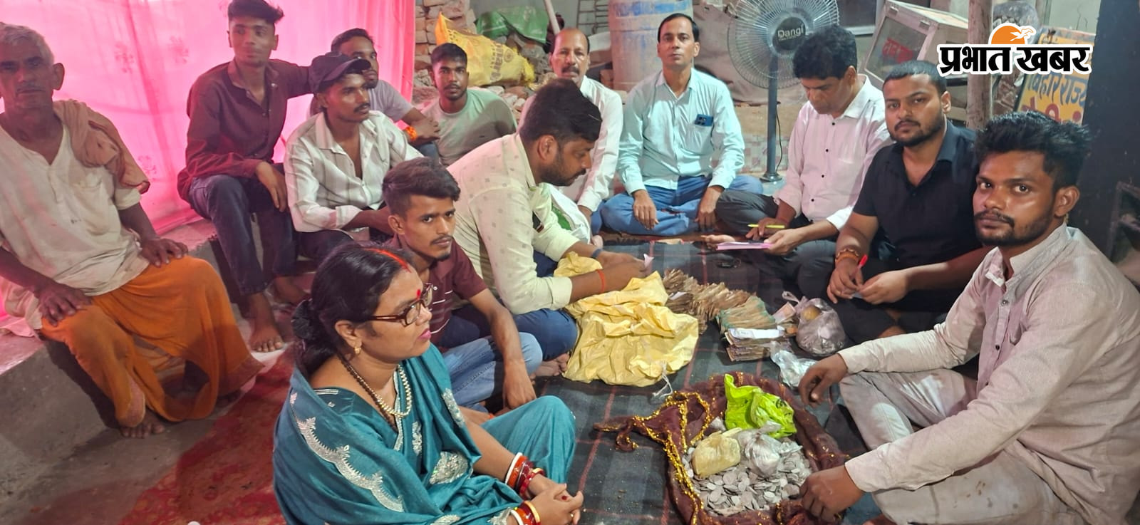 पुरानी दान पेटी के खुलने पर प्राप्त हुए 12700 नगद। | Prabhat Khabar Network