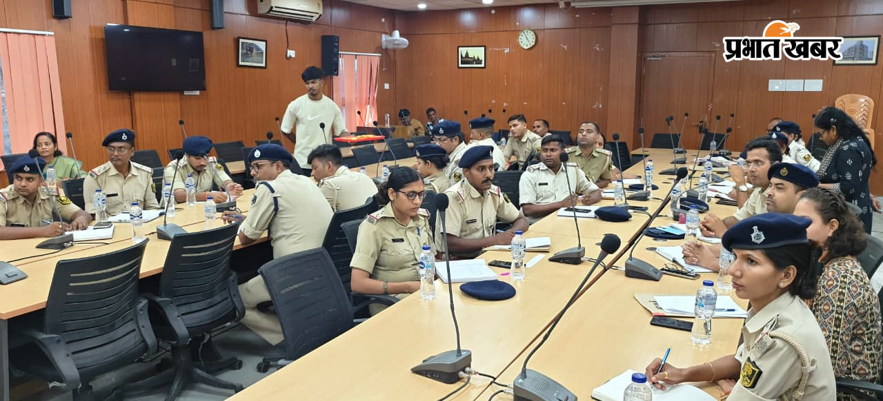 फोटो नं 13- बैठक में शामिल पुलिस अफसर | Prabhat Khabar Network