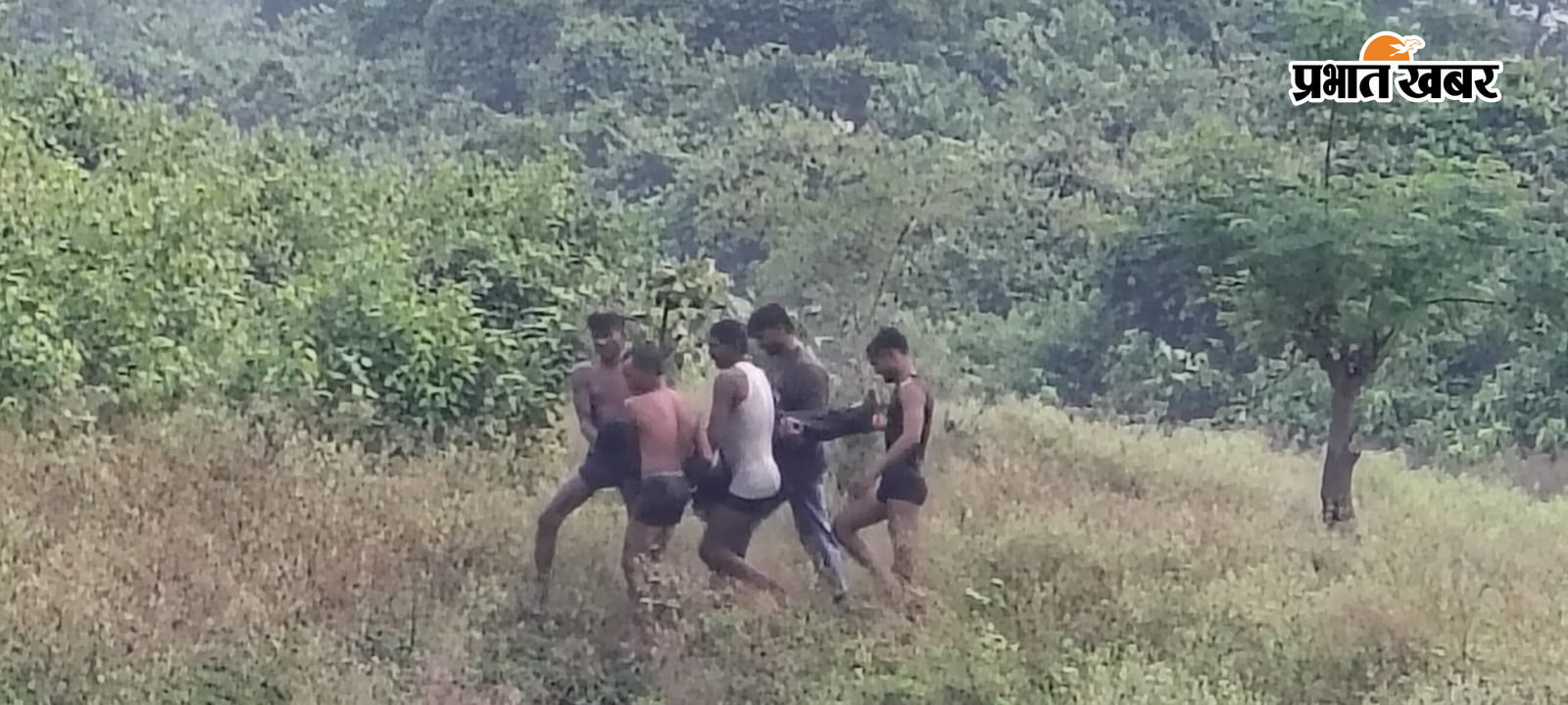 फोटो :- 1. घटनास्थल के समीप खड़े ग्रामीण 2.मृतक का बाहर लाते ग्रामीण | Prabhat Khabar Network