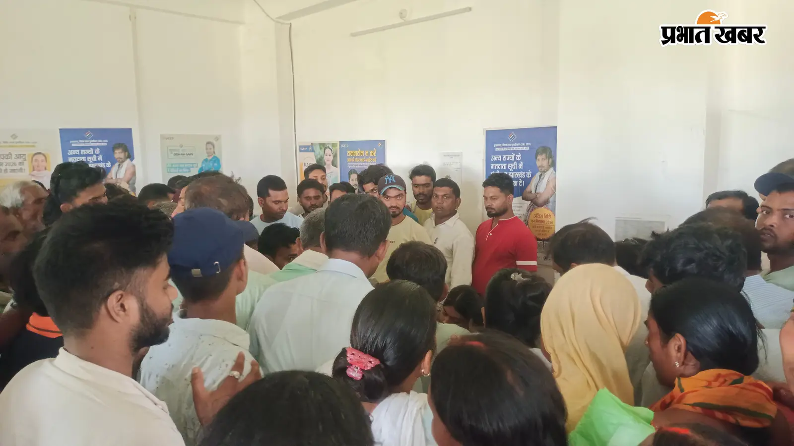 पांकी: एसआइआर को लेकर प्रमाण पत्र के लिए प्रखंड कार्यालय में उमड़ी भीड़