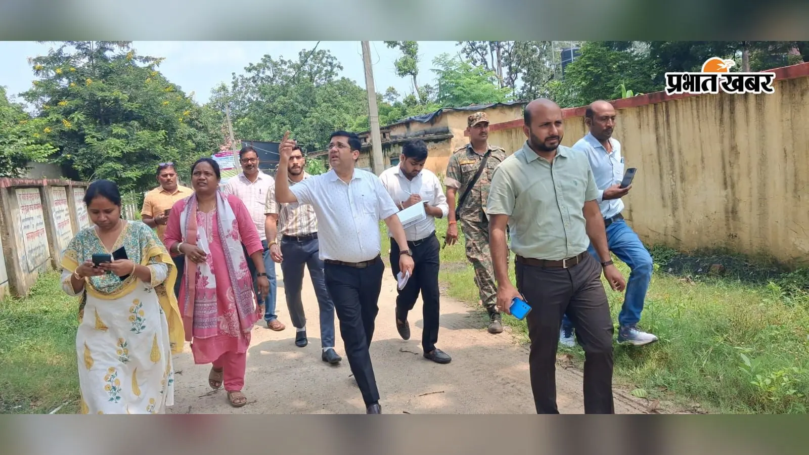 मांडू प्रखंड-अंचल कार्यालय का डीसी ने किया निरीक्षण, जर्जर भवन ध्वस्त कराने का निर्देश