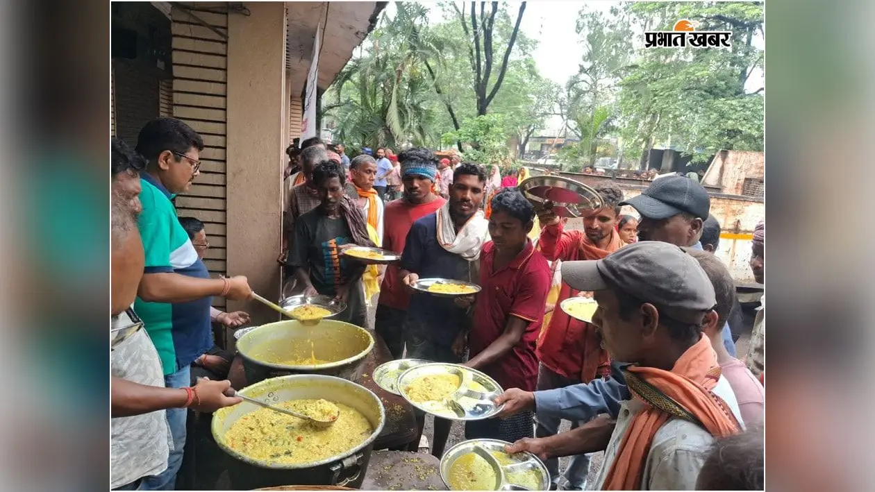 रांची रोड में रोज 300 से 350 जरूरतमंदों को निःशुल्क भोजन