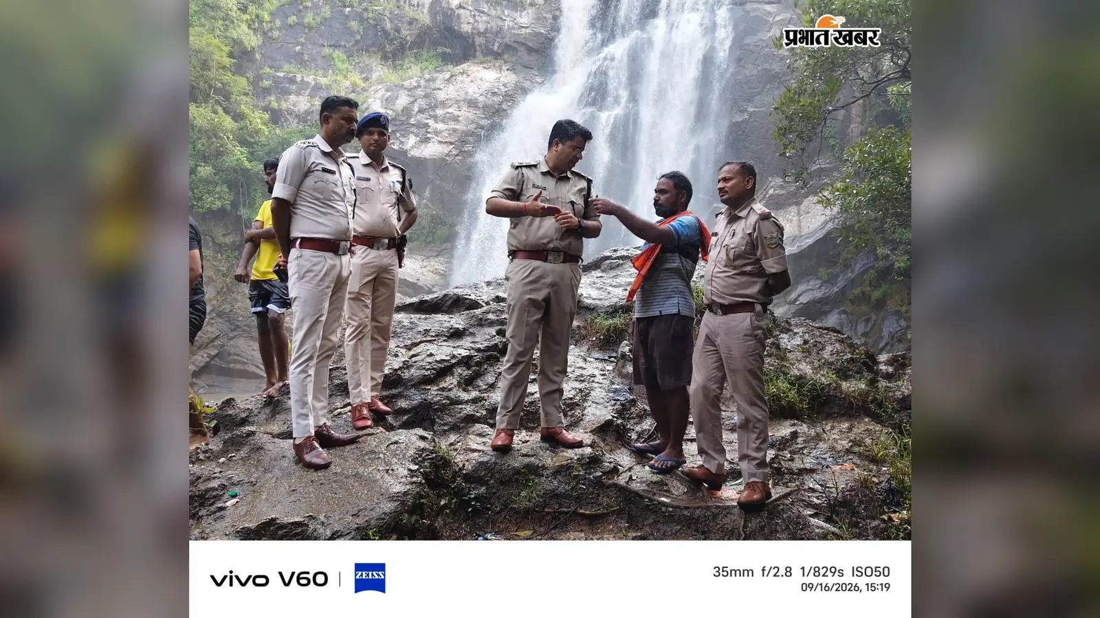 वृंदाहा वाटर फॉल में डूबे 14 वर्षीय छात्र की तलाश जारी, एसपी ने किया घटनास्थल का निरीक्षण