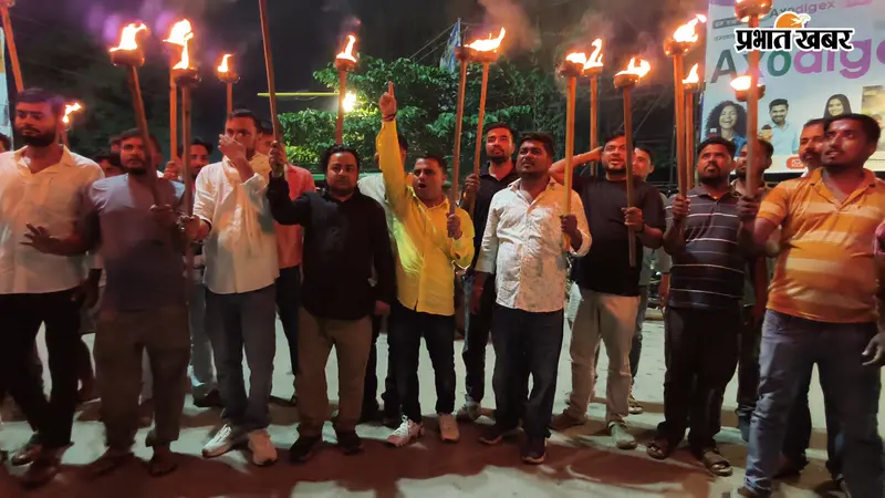 सहरसा: पत्रकार पर हमले के विरोध में सड़कों पर उतरे छात्र और युवा, शहर में निकाला आक्रोशित मशाल जुलूस