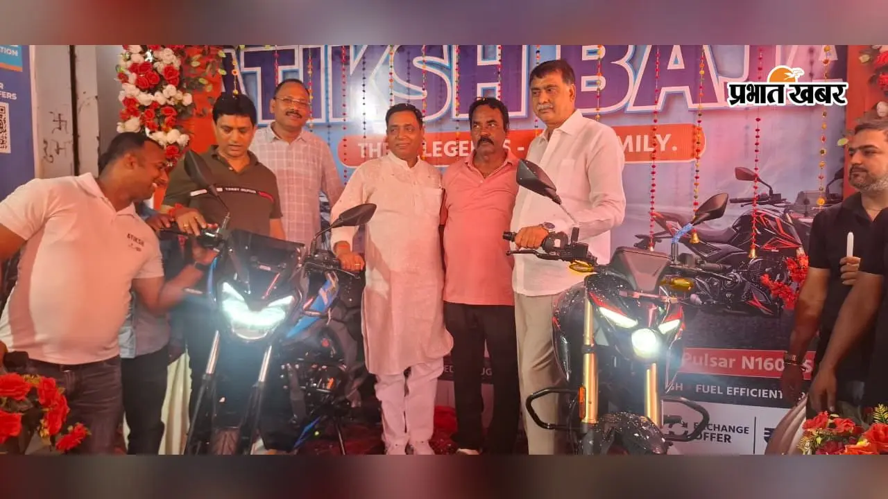 आतिक्स बजाज शोरूम में नये मॉडलों की ग्रैंड लॉन्चिंग