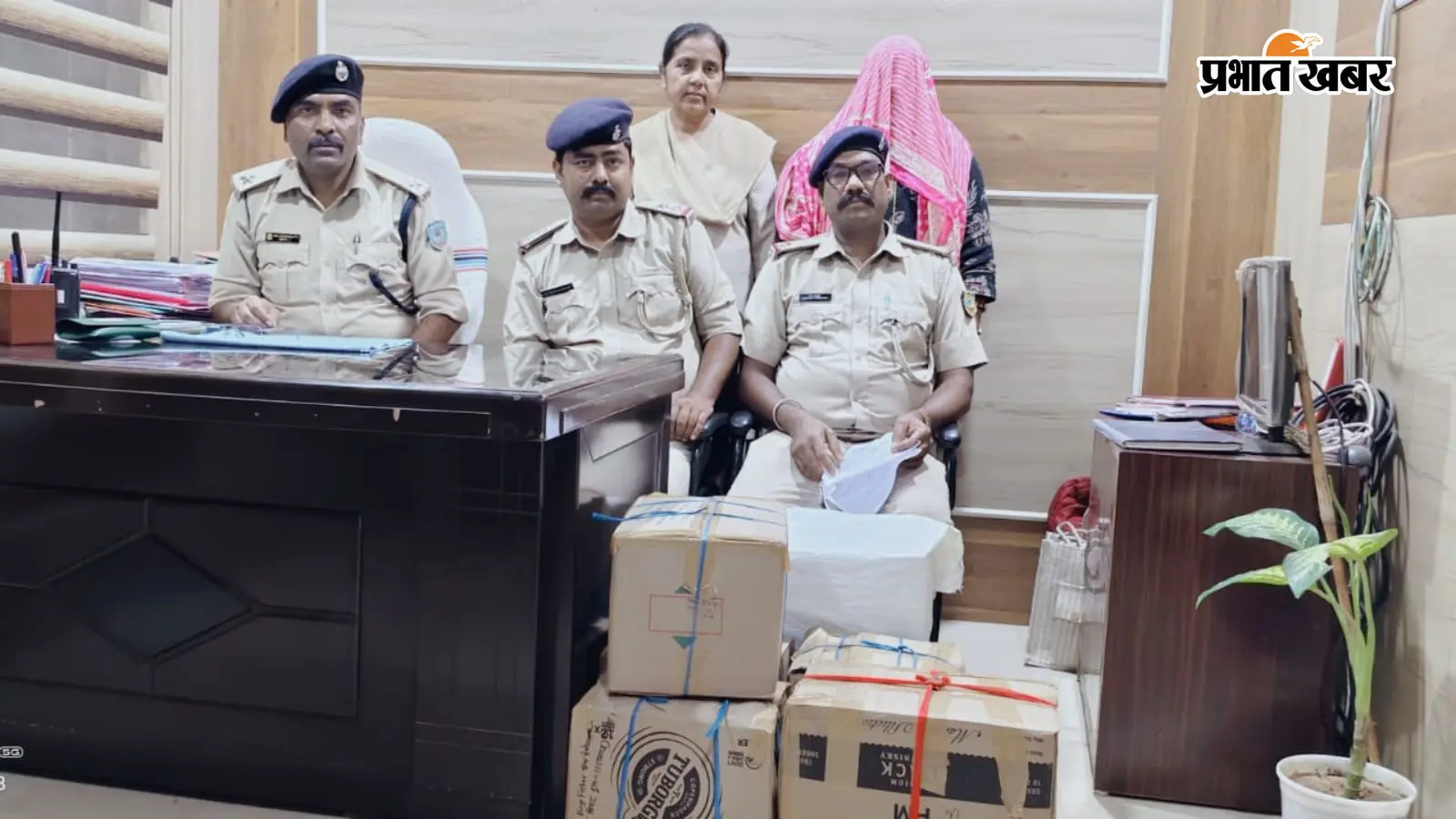 हेहल में शराब के खिलाफ पुलिस की कार्रवाई, अमन स्टोर से 114 बोतल-केन बरामद; महिला गिरफ्तार