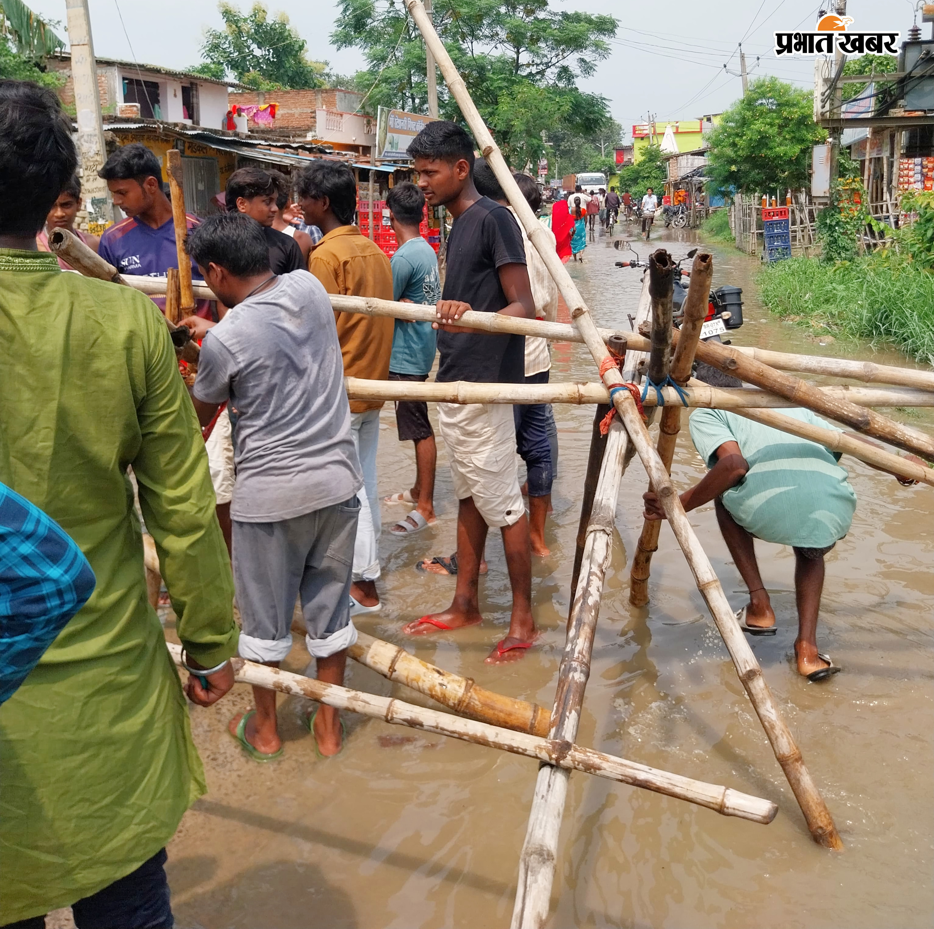 पानी में आग लगाकर किया विरोध प्रदर्शन. बांस-बल्ला लगाकर किया सड़क जाम. | Prabhat Khabar Network