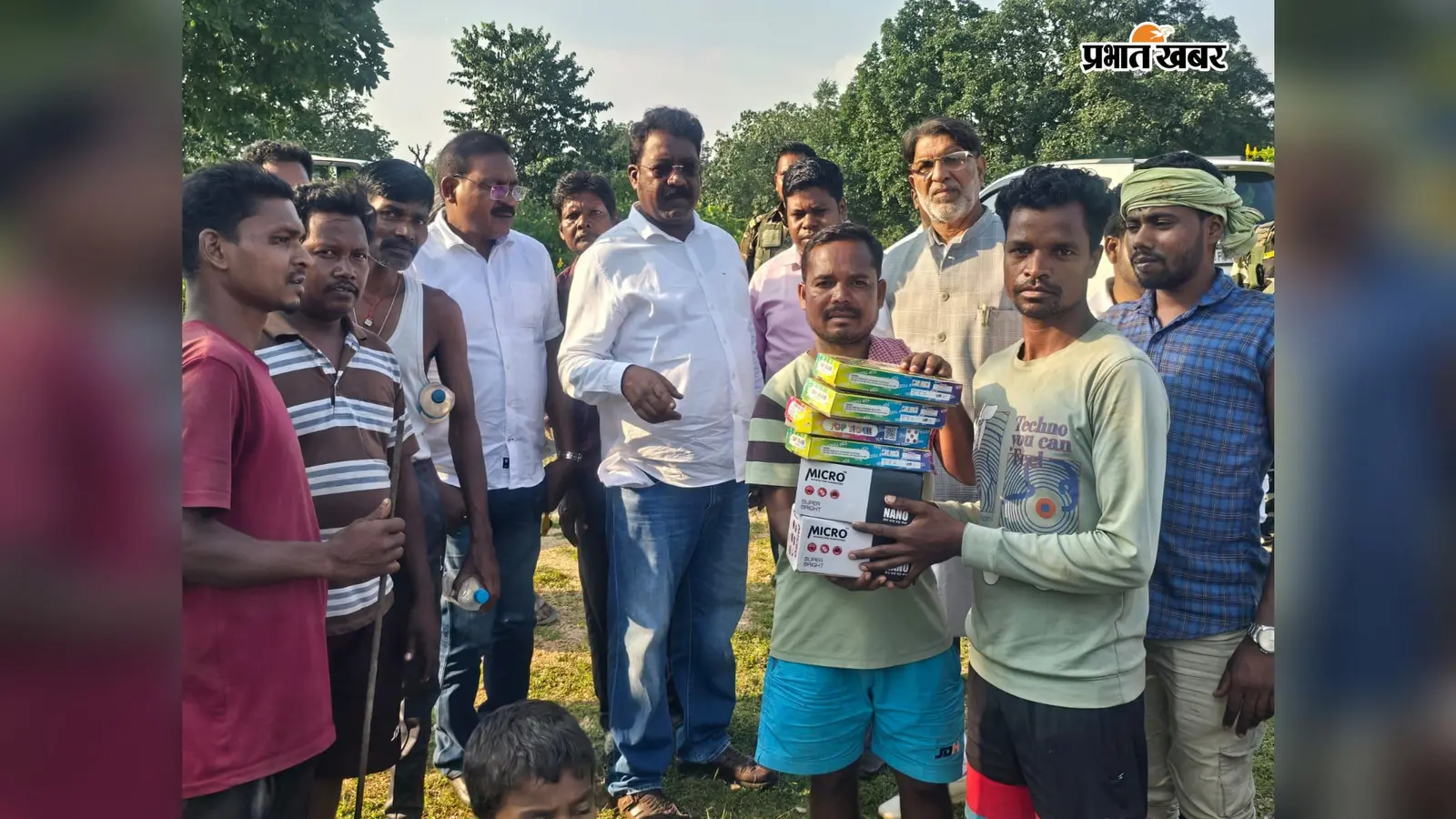 हाथियों के आतंक से प्रभावित गांवों में पहुंचे विधायक, ग्रामीणों को बांटी सामग्री