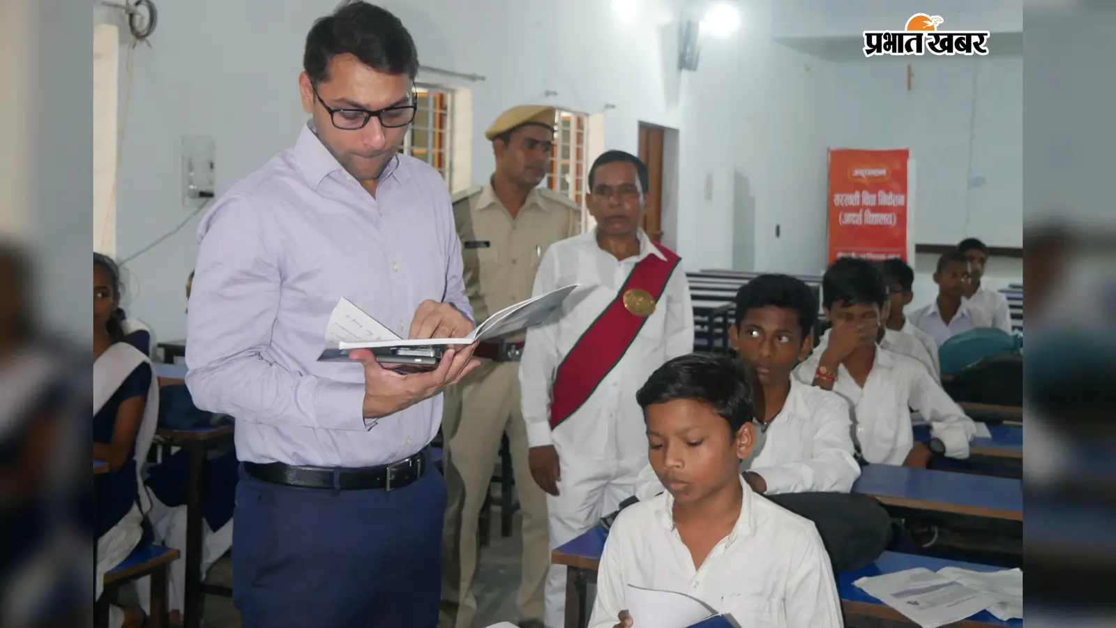 क्लासरूम में छात्रों के बीच बेंच पर बैठ गए डीएम तनय सुल्तानिया, पूछा मनपसंद विषय, फिर शिक्षकों को दी ये नसीहत