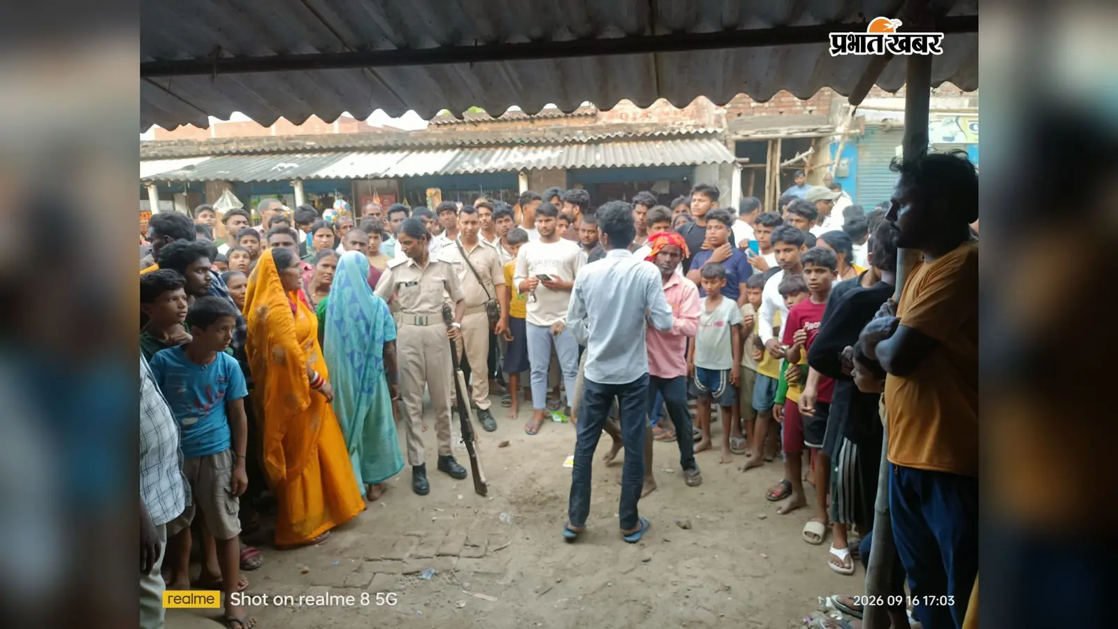 बगहा के तमकुहा बाजार में महिला की मौत के बाद परिजनों का फूटा गुस्सा, इलाज में अनदेखी का आरोप, मौके पर पहुंची पुलिस
