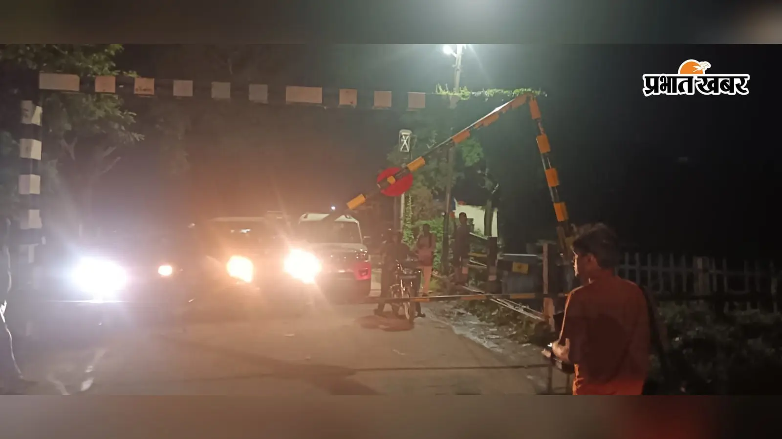 गया-कोडरमा रेलखंड पर बड़ा हादसा टला: बंधुआ रेलवे क्रॉसिंग का बूम पोल भारी वाहन की टक्कर से क्षतिग्रस्त, मची अफरातफरी