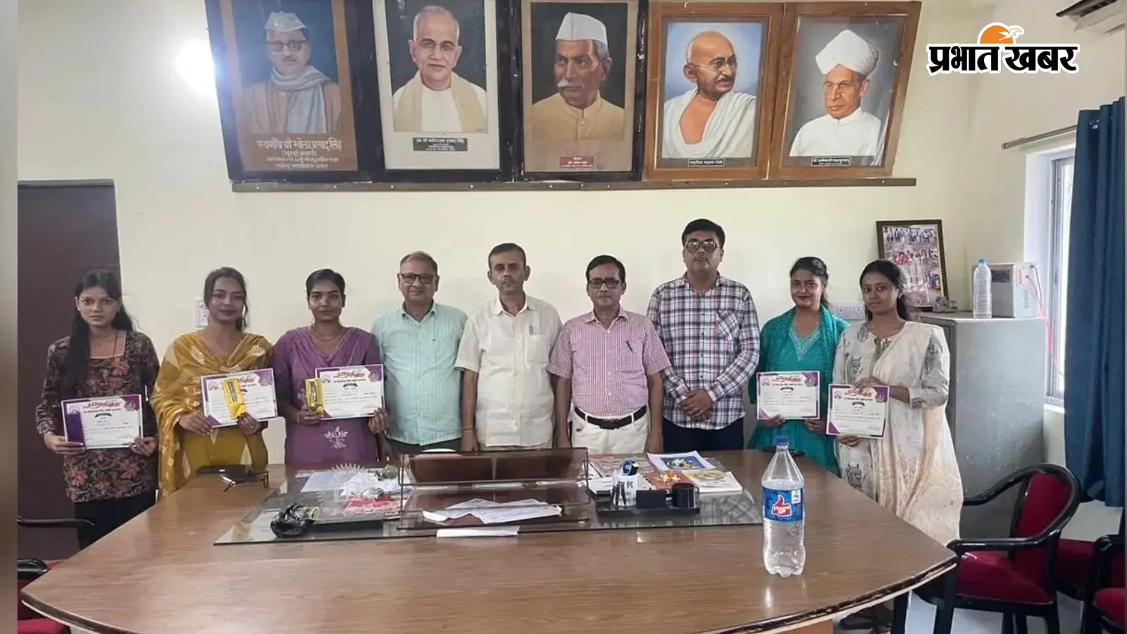 हिंदी निबंध प्रतियोगिता में राजेंद्र कॉलेज की छात्राओं का शानदार प्रदर्शन, प्राचार्य ने किया सम्मानित