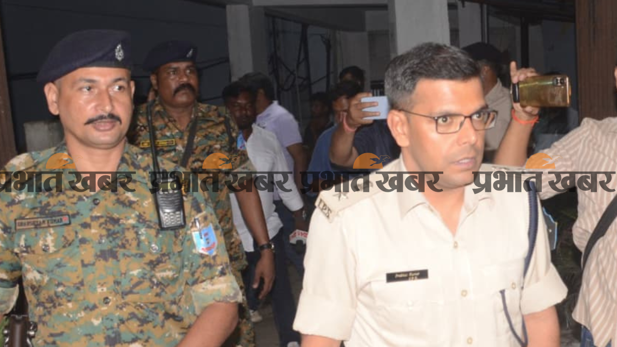 घायल शिबू को पुलिस ने अस्पताल पहुंचाया