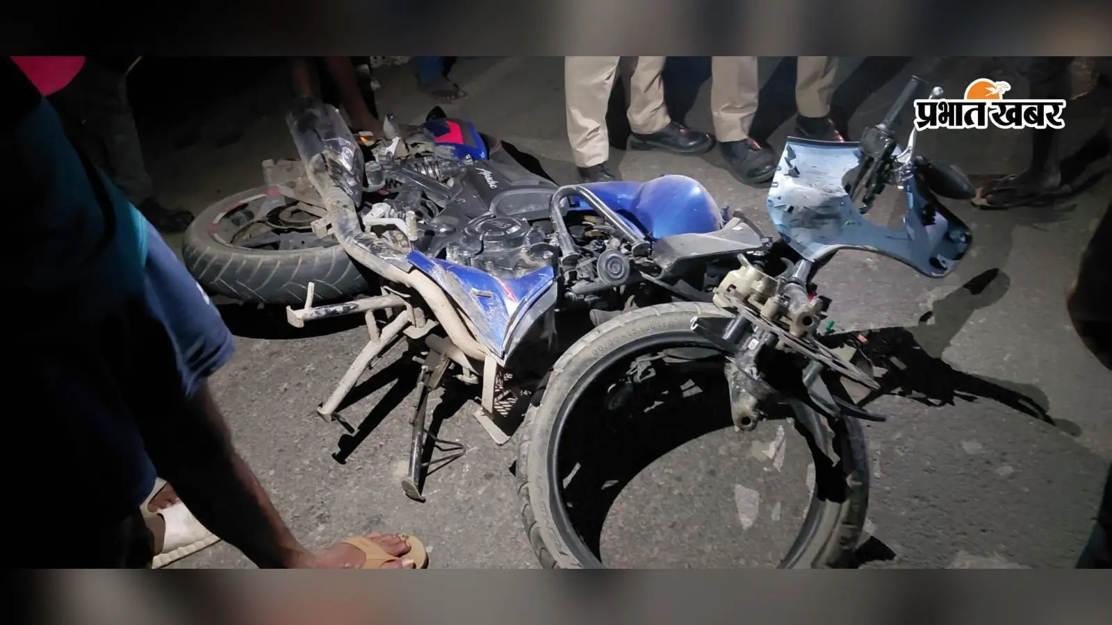 बाइक व ऑटो की टक्कर के बाद युवक पर चढ़ा पिकअप, 100 मीटर तक घसीटा,एक की मौत, दूसरा घायल