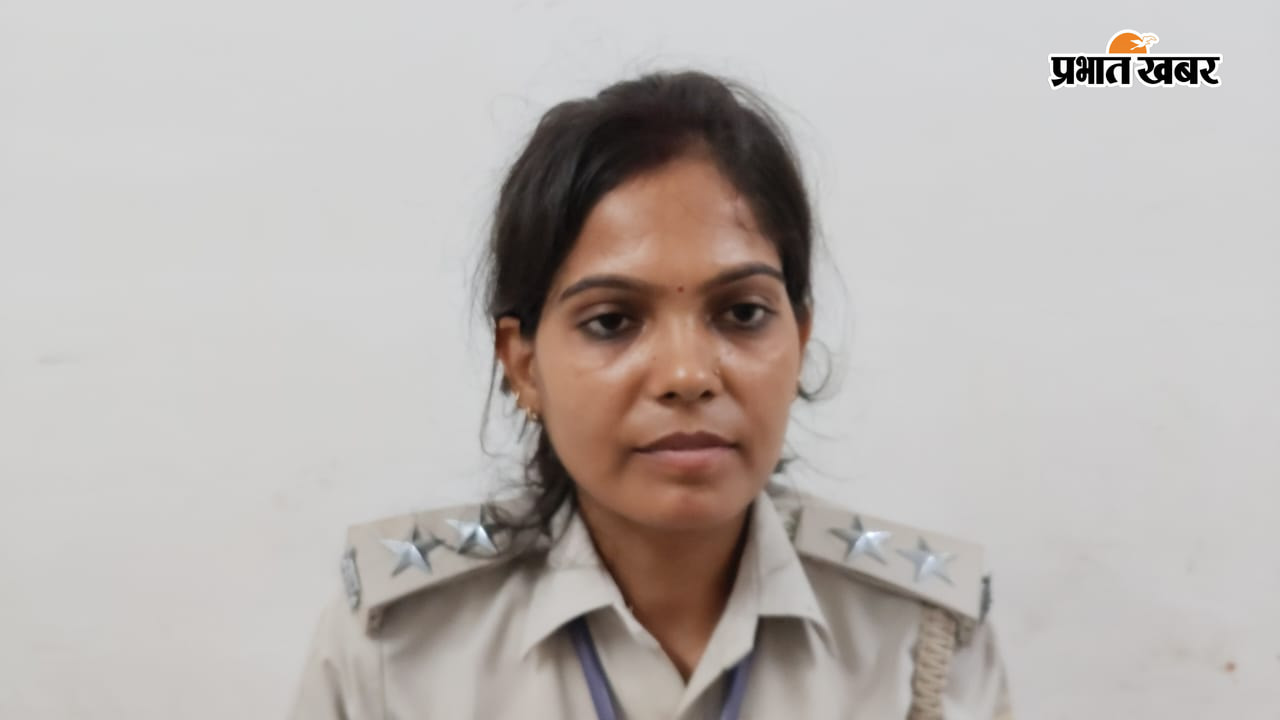 मौके पर मौजूद उत्पाद टीम, अस्पताल में इलाजरत घायल एसआई विष्णुप्रिया, और मुस्कान कुमारी | Prabhat Khabar Network